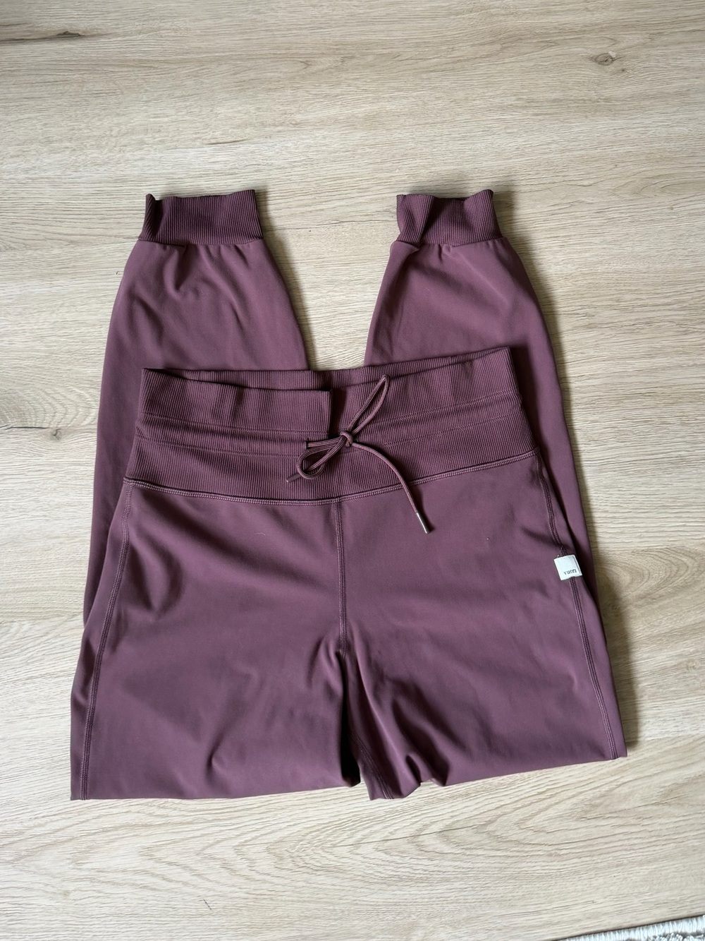 Vuori Daily Joggers in Maroon